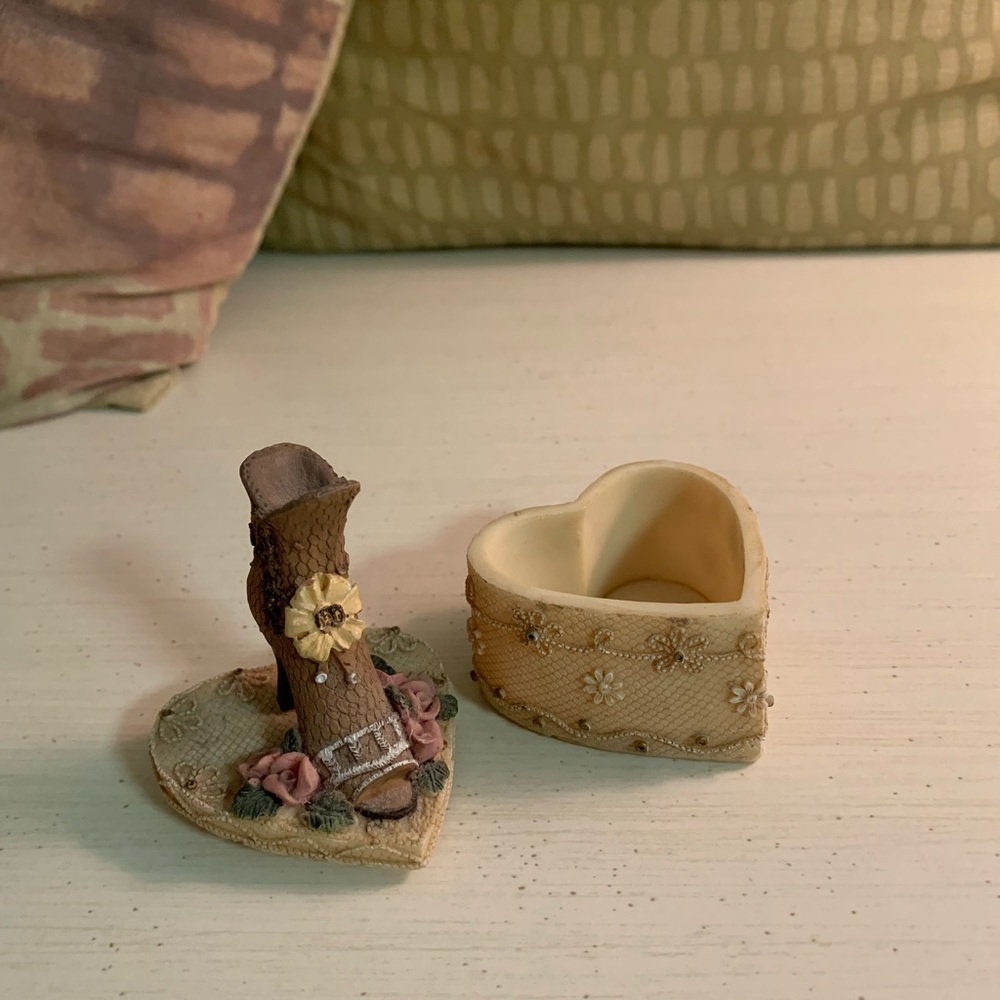 HEART & SHOE TRINKET BOX - Picture 2 of 9